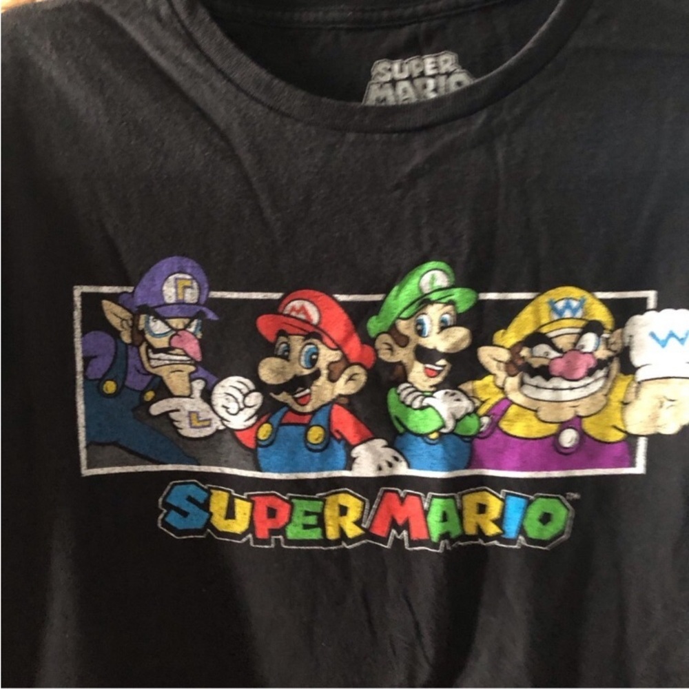 Mario Brothers black short sleeve graphic tee in size L